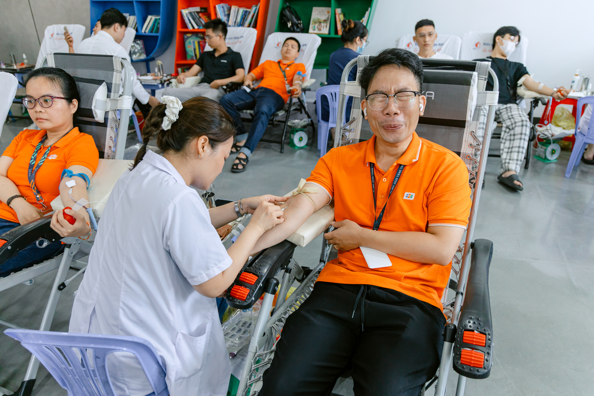 <p class="Normal"> Từ sáng sớm, khu vực sảnh F-Complex đã rộn ràng không khí chương trình hiến máu hiến máu. Mang theo tinh thần sẵn sàng sẻ chia, anh Lê Ý cho hay ngay khi biết thông tin, anh đã dừng việc uống bia, hạn chế cà phê và đi ngủ sớm để có sức khoẻ tốt nhất. Anh thừa nhận bản thân rất "sợ kim tiêm" nhưng vì ý nghĩa cao đẹp của chương trình nên anh vẫn quyết định tham gia.</p>
