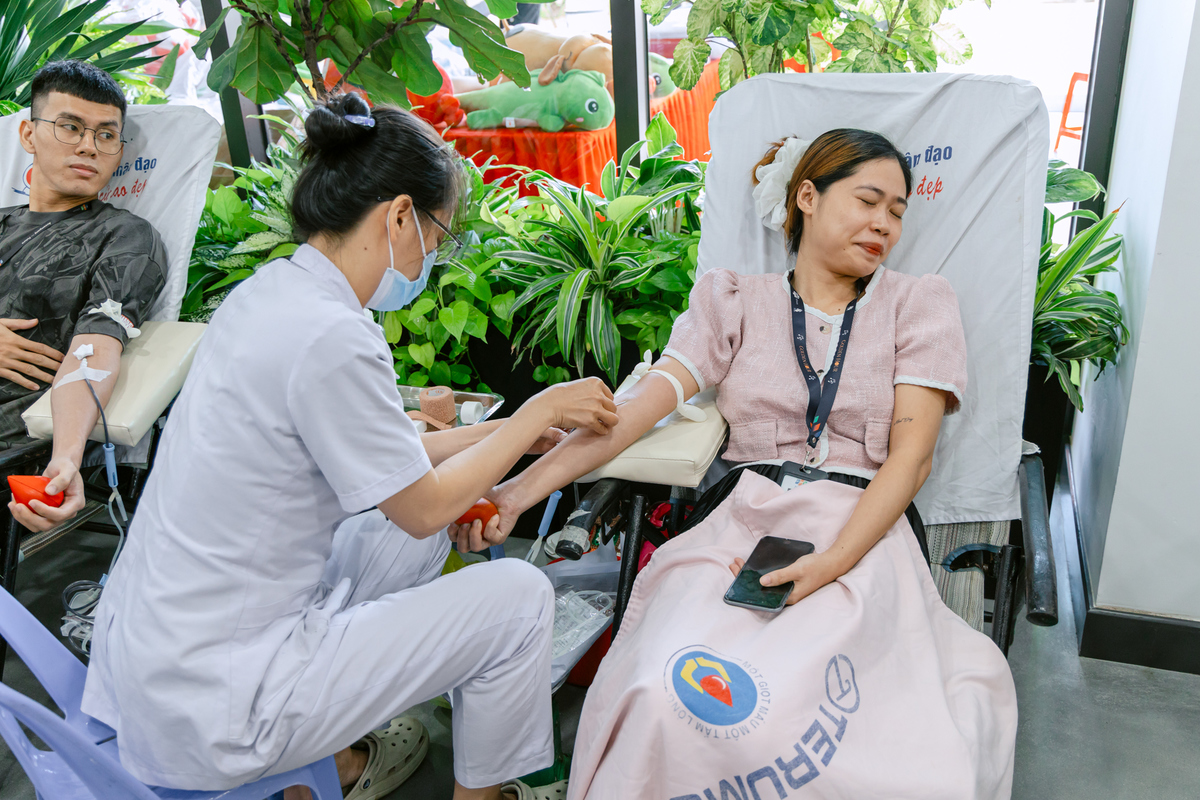 <p> Dù rất quyết tâm tham gia chương trình nhưng khi nhìn thấy kim tiêm thì cô nàng trong ảnh vẫn phải nhăn mặt, nhắm mắt hướng đi chỗ khác.</p>