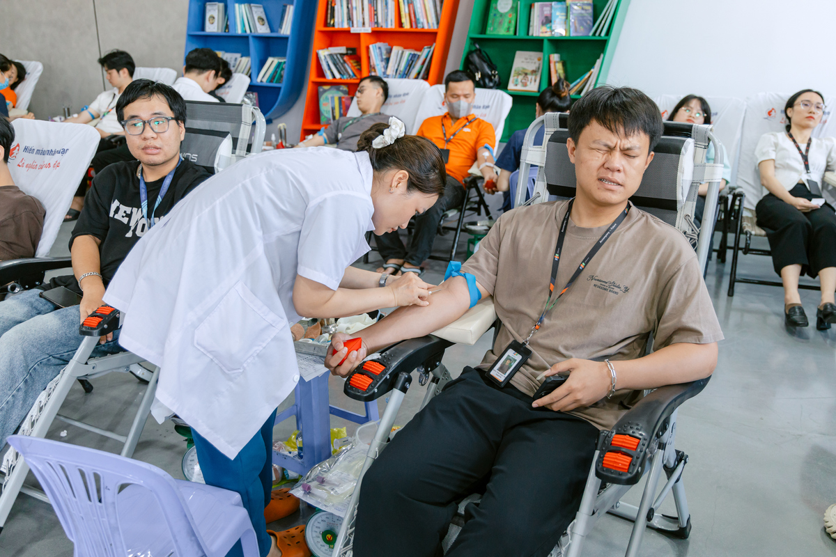 <p> Dù là phái mạnh, nhiều chàng trai nhà FPT vẫn tỏ rõ biểu cảm hài hước. Đợt này, <span>có hơn 300 CBNV Phần mềm FPT Đà Nẵng đăng kí trao gửi giọt hồng, góp hơn 300 đơn vị vào ngân hàng máu Bệnh viện Đà Nẵng.</span></p>
