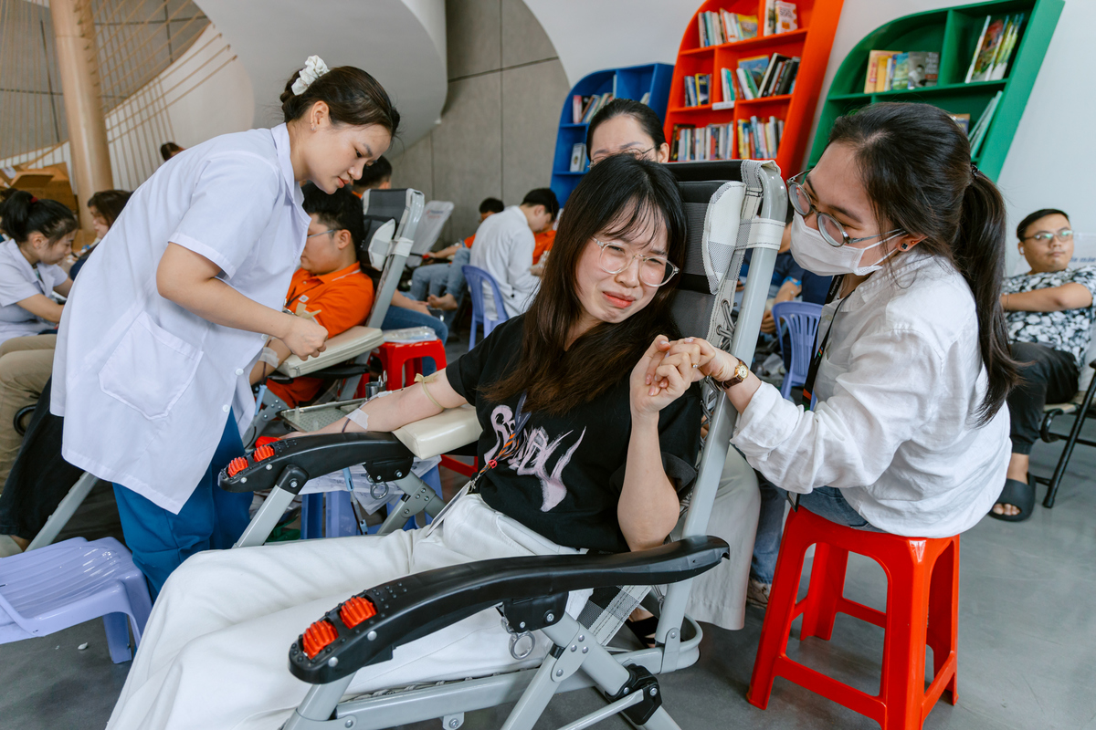 <p> Chị Trần Tiên Ngọc Yến cho thấy tinh thần đồng đội FPT toả sáng khi trong lúc căng thẳng luôn có đồng nghiệp ở bên, động viên và tiếp thêm sức mạnh. </p>