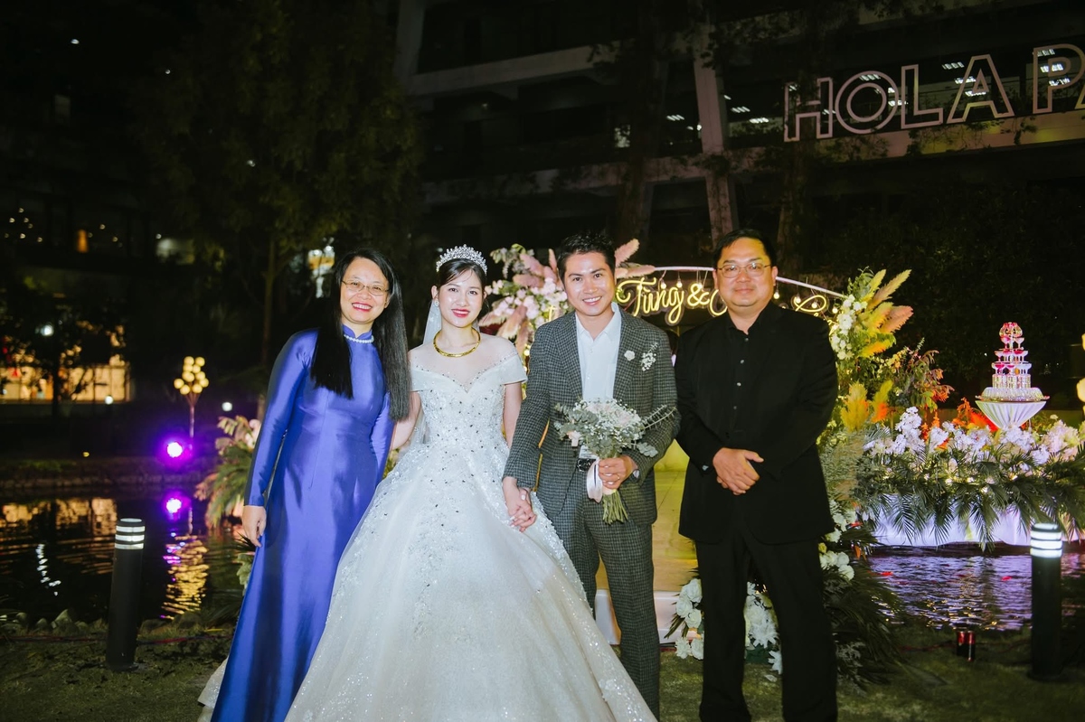 <p style="text-align:justify;"> Từ Nhật Bản, anh Hà Thanh Tùng (FPT Software) đăng lại tấm ảnh chụp tại lễ cưới của mình với sự tham dự của anh Hoàng Nam Tiến:</p> <p class="Normal" style="text-align:justify;"> <em>Tạm biệt anh Tiến! Anh sẽ luôn sống mãi trong ký ức và tình yêu của mọi người. Chúc anh an nghỉ! Một ngày buồn và hụt hẫng, mới xin lịch hẹn anh phỏng vấn cho FPT Japan 20 năm vậy mà… không kịp nữa rồi!</em></p>