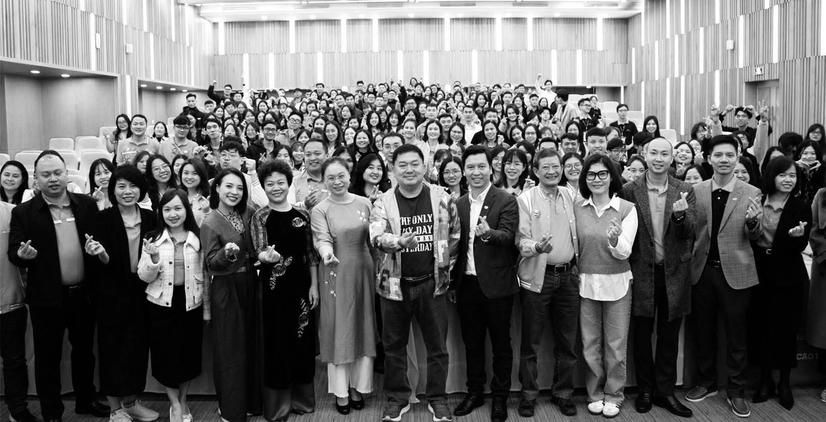<p class="Normal" dir="ltr" style="text-align:justify;"> Chị Nguyễn Thị Vân Anh - FPT PolySchool - dùng những dòng thơ để tưởng nhớ người anh đáng kính của mình. Và trong dòng tiễn biệt, chị xót xa: "Hôm nay, trên bầu trời của chúng tôi mất đi một vì sao sáng…".</p> <p class="Normal" dir="ltr" style="text-align:justify;"> <em>“Trần gian lắm chuyện ‘giá như’,</em></p> <p class="Normal" dir="ltr" style="text-align:justify;"> <em>Nhớ thương, day dứt tựa mù sương bay.</em></p> <p class="Normal" dir="ltr" style="text-align:justify;"> <em>Hãy yêu người, sống trọn ngày,</em></p> <p class="Normal" dir="ltr" style="text-align:justify;"> <em>Để khi ngoảnh lại, chẳng cay đắng lòng”.</em></p>