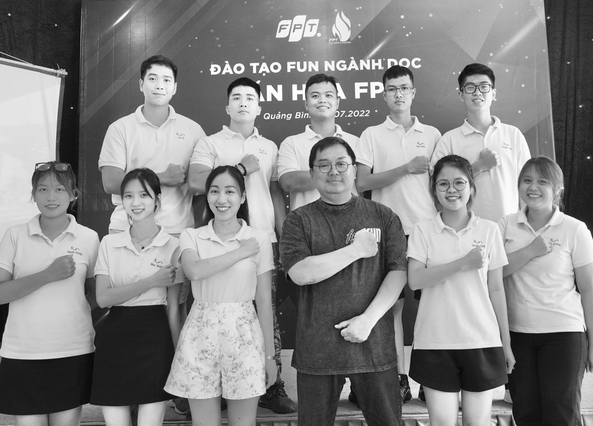 <p class="Normal" style="text-align:justify;"> Chị Trần Thị Thùy Linh - Ban Văn hóa và Đoàn thể Viễn thông FPT viết trên trang cá nhân:<br /> <br /> <em>Vẫn chưa tin được khi nhận tin đột ngột của anh. May mắn gặp anh lần đầu tiên từ chuyến đi về nguồn ở Vị Xuyên 2019. Rồi sau đó may mắn khi anh về FPT Telecom, được gặp và đồng hành nhiều hơn....</em></p> <p class="Normal" style="text-align:justify;"> <em>Cảm ơn và biết ơn anh khi may mắn có cơ hội được học hỏi, được truyền cảm hứng, được nghe anh chia sẻ, trò chuyện từ trong công việc đến cuộc sống, từ công ty đến những chuyến đi cùng FPT... Luôn giản dị, gần gũi, chân tình, hào phóng và sẵn sàng cùng anh em. đáng kính, đáng mến, đáng yêu vô cùng.<br /> <br /> Kính trọng và tiếc thương anh, người lãnh đạo, người làm văn hóa, người thầy... ở vai nào anh cũng là 1 tấm gương và nhân cách lớn.</em></p>