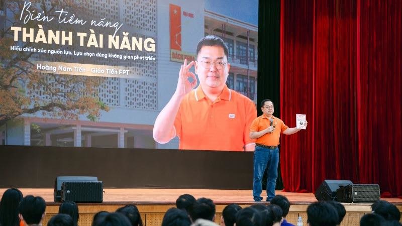 <p class="Normal" style="text-align:justify;"> Chị Đỗ Minh Anh - Ban Nhân sự FPT nghẹn ngào nhớ lại:<br /> <br /> <em>Anh chưa từng từ chối bất cứ chương trình nào dành cho sinh viên, từ Bắc vào Nam, chỉ cần mời là anh nhận lời, nếu chẳng may trùng lịch anh sẽ gợi ý để chuyển sang thời gian khác phù hợp hơn. Mọi thứ anh làm đều chỉn chu, chi tiết và hết lòng vì các bạn.<br /> <br /> Có lần muộn giờ ra sân bay rồi anh vẫn cố nán lại chụp ảnh với sinh viên. Trước mỗi chương trình, anh sẽ dặn đừng quên đặt cho anh 1 cốc KOI Thé, hồng trà không sữa, trân châu trắng, giảm 50% đường nhé!<br /> <br /> Hôm 28/7 anh vẫn còn nhắn tin cho em báo anh bận quá nên 29 không quay podcast cho bọn em được. Là sếp lớn, người săn kẻ đón, bận rộn trăm công nghìn việc nhưng anh vẫn cứ gần gũi, ấm áp với mọi người như thế.<br /> <br /> Em mong anh dù ở đâu cũng sẽ luôn được ăn những món mình thích, làm những việc mình yêu và đọc những cuốn sách hay.</em></p>