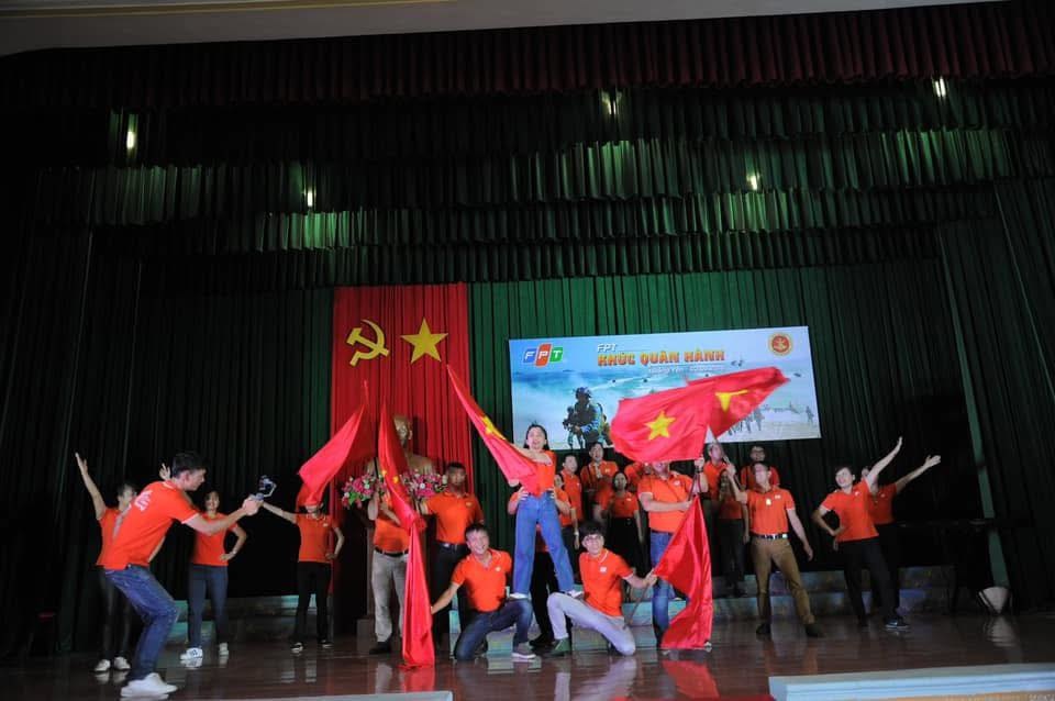 <p class="Normal" style="text-align:justify;"> Chị Huỳnh Thị Cao Thi - Giám đốc Trung tâm Đào tạo FPT Long Châu, Tập đoàn FPT xúc động:<br /> <br /> <em>Em vẫn nhớ mãi “Khúc quân hành” cùng anh. </em><em>Em vẫn nhớ năm xưa em đi làm dự án tồn kho công nợ lên cao kế toán FDC khoá không cho nhập hàng, không biết bao lần chạy lên xin anh Tiến cho visa đặc biệt giúp em, rồi họp chiến lược Tập đoàn chung đội với anh bọn em cứ thế răm rắp nghe theo không cần suy nghĩ chiến lược, kể cả tiết mục văn nghệ anh cũng làm đạo diễn xuất sắc, nhất định chọn em Thi cầm cờ vai chính vì anh biết cô tập yoga nên sẽ luôn đứng rất vững, anh luôn sâu sắc vậy đó.</em></p> <p class="Normal" style="text-align:justify;"> <em>Anh đã sống một cuộc đời đáng sống, anh ra đi làm bao nhiêu trái tim bàng hoàng thương nhớ nhưng những gì anh để lại sẽ còn lại trong tim mỗi đồng đội chúng em.</em></p>