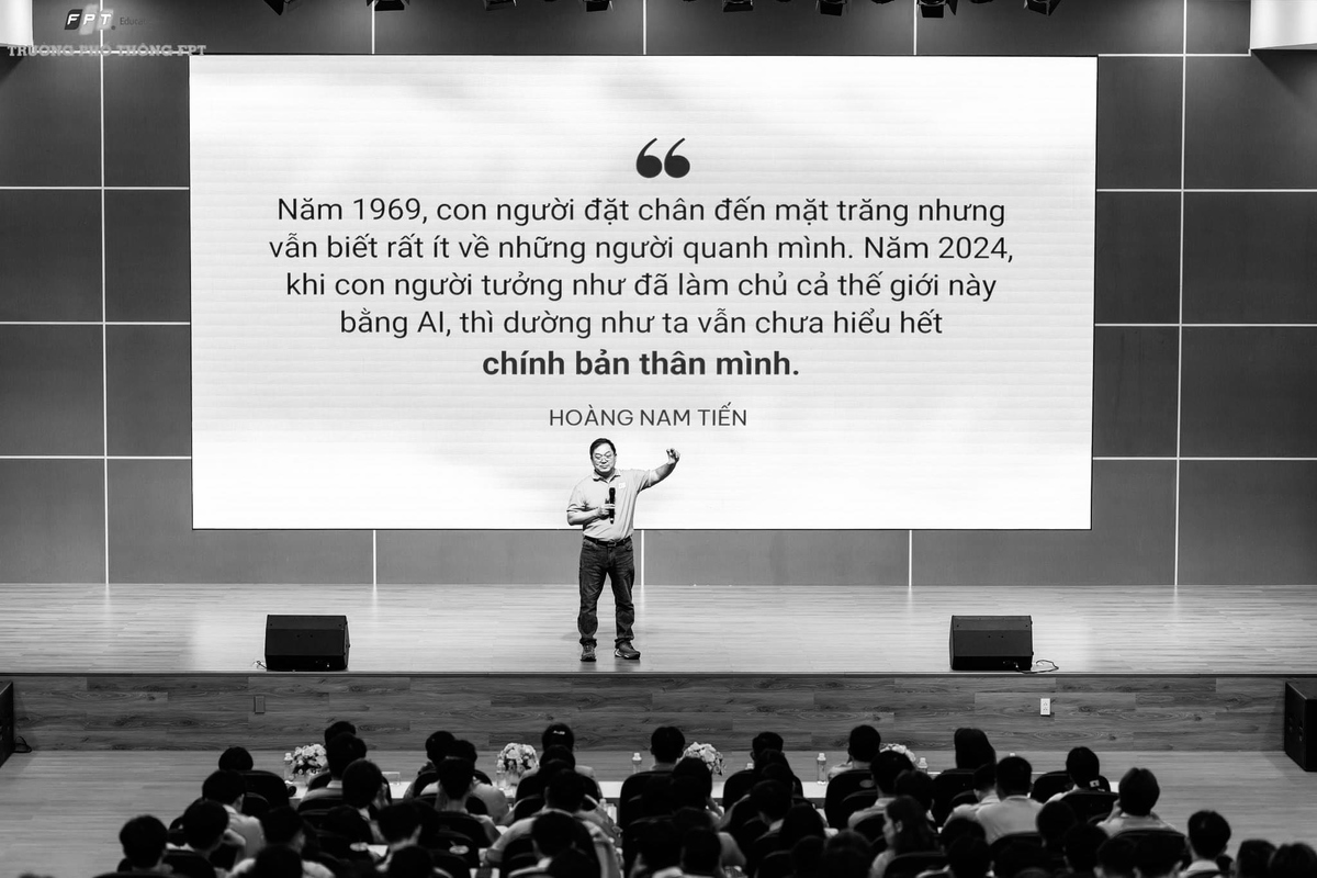 <p class="Normal" dir="ltr" style="text-align:justify;"> Anh Phạm Vũ Lâm - Cán bộ FPT School Cần Thơ ghi lại những dòng nhắn cuối cho người anh lớn ở nhà Giáo: <br /> <br /> <em>Hay tin em thực sự rất sốc. Giờ đây, hình ảnh người “giáo Tiến” luôn tươi cười, tay tạo dáng kiểu “OK” đặc trưng và hay mặc chiếc áo thun in hình con mèo dễ thương của anh nay đã trở thành kỷ niệm không thể quên.</em></p> <p class="Normal" dir="ltr" style="text-align:justify;"> <em>Em rất tâm đắc mạng xã hội của anh cũng cực kỳ 'bánh cuốn' và truyền cảm hứng qua những câu chuyện đời thường cũng như trong công việc. Đặc biệt, em thích nghe anh nói về lịch sử, rồi những lá thư thời chiến của ba mẹ gửi cho nhau, đến việc xuất bản quyển sách “Thư cho em”.</em></p> <p class="Normal" dir="ltr" style="text-align:justify;"> <em>“Từ khung trời FPT School Cần Thơ, mong các em mang theo ước mơ bước ra thế giới và giữ mãi tiếng đàn bầu trong tim”, một câu nói ấn tượng mãi khi anh về chia sẻ cho học sinh lớp 12 về chủ đề “Go Global”.</em></p> <p class="Normal" dir="ltr" style="text-align:justify;"> <em>Xin được cúi đầu tiễn biệt người anh, người thầy đã để lại cho đời một kho báu về tri thức cũng như giá trị sống mà anh đã mang đến thế giới này”.</em></p>