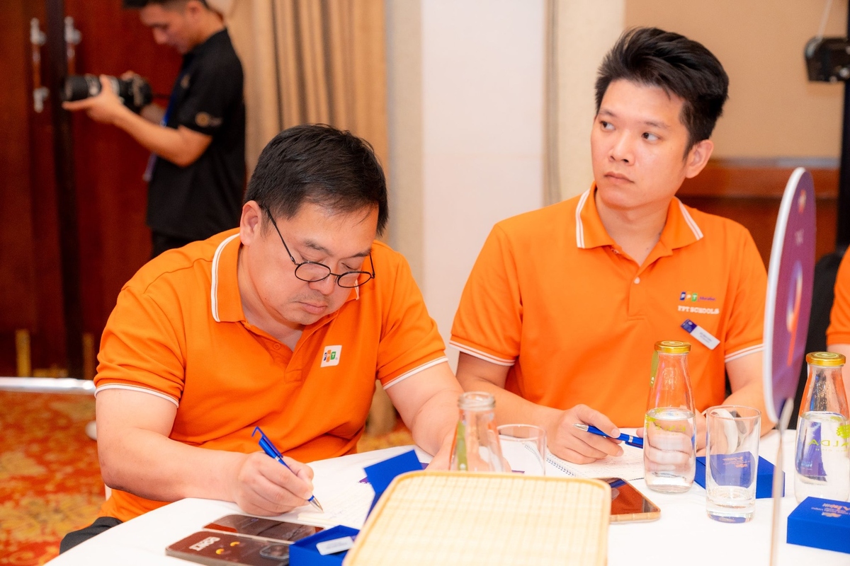 <p class="Normal" style="text-align:justify;"> Anh Đỗ Bảo Châu (FPT Education) ôn lại kỷ niệm trong một trận bóng đá cùng anh Hoàng Nam Tiến và nhắc lại câu chuyện.</p> <p class="Normal" style="text-align:justify;"> <em>Kỷ niệm về ngày được ngồi cạnh anh nghe anh chia sẻ, là cậu em "dự bị" cho anh, nhưng nay đã không còn cơ hội được nghe anh truyền lửa. Được chơi bóng cùng anh, ngồi họp cùng anh sẽ luôn là một ký ức em vô cùng trân quý. Cảm ơn anh vì đã là một người thầy, một người anh lớn.</em></p>