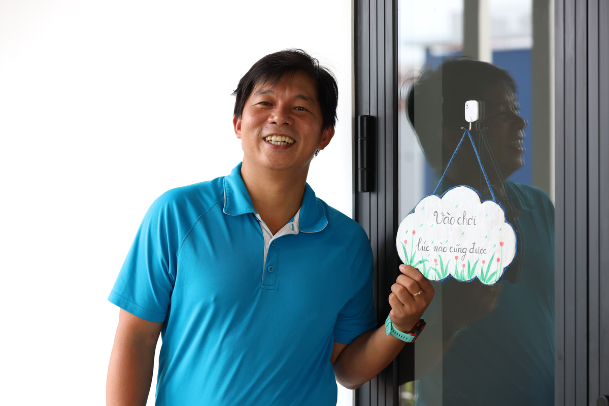 <p style="text-align:justify;"> Căn phòng của Giám đốc dự án Hope School Hoàng Quốc Quyền với tấm bảng thông báo "Vào chơi lúc nào cũng được", để các con hiểu rằng bất kể khi nào đều có thể vào tâm sự với "thầy Quyền".</p>