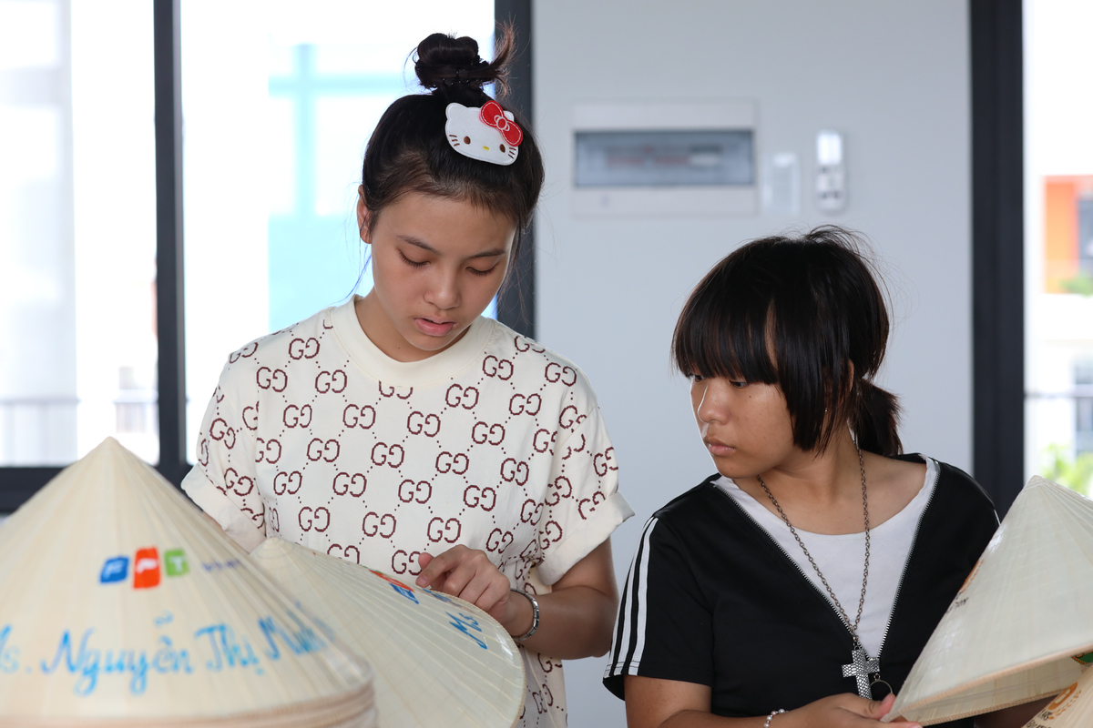 <p style="text-align:justify;"> Ngoài những dự án đã hoạt động lâu nay như làm bánh xà bông, nến thơm, sen đá... các em cũng được cô chú nhà FPT hỗ trợ phát triển thêm nhiều dự án thủ công khác. Với ngôi trường mới, các bạn nhỏ có hẳn phòng riêng cho các dự án của mình.</p>