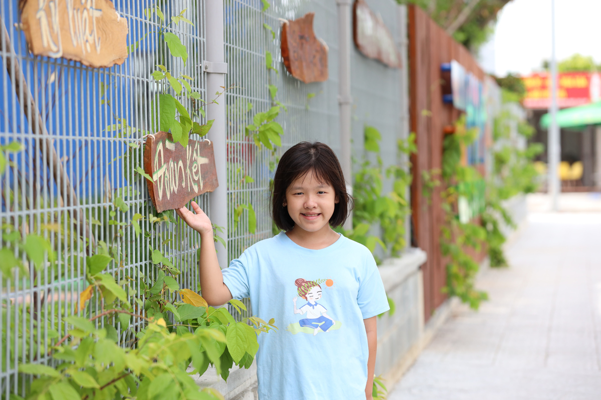 <p style="text-align:justify;"> Khu vực hàng rào cũng có rất nhiều tấm bảng gỗ với những thông điệp hướng về các em nhỏ. </p>