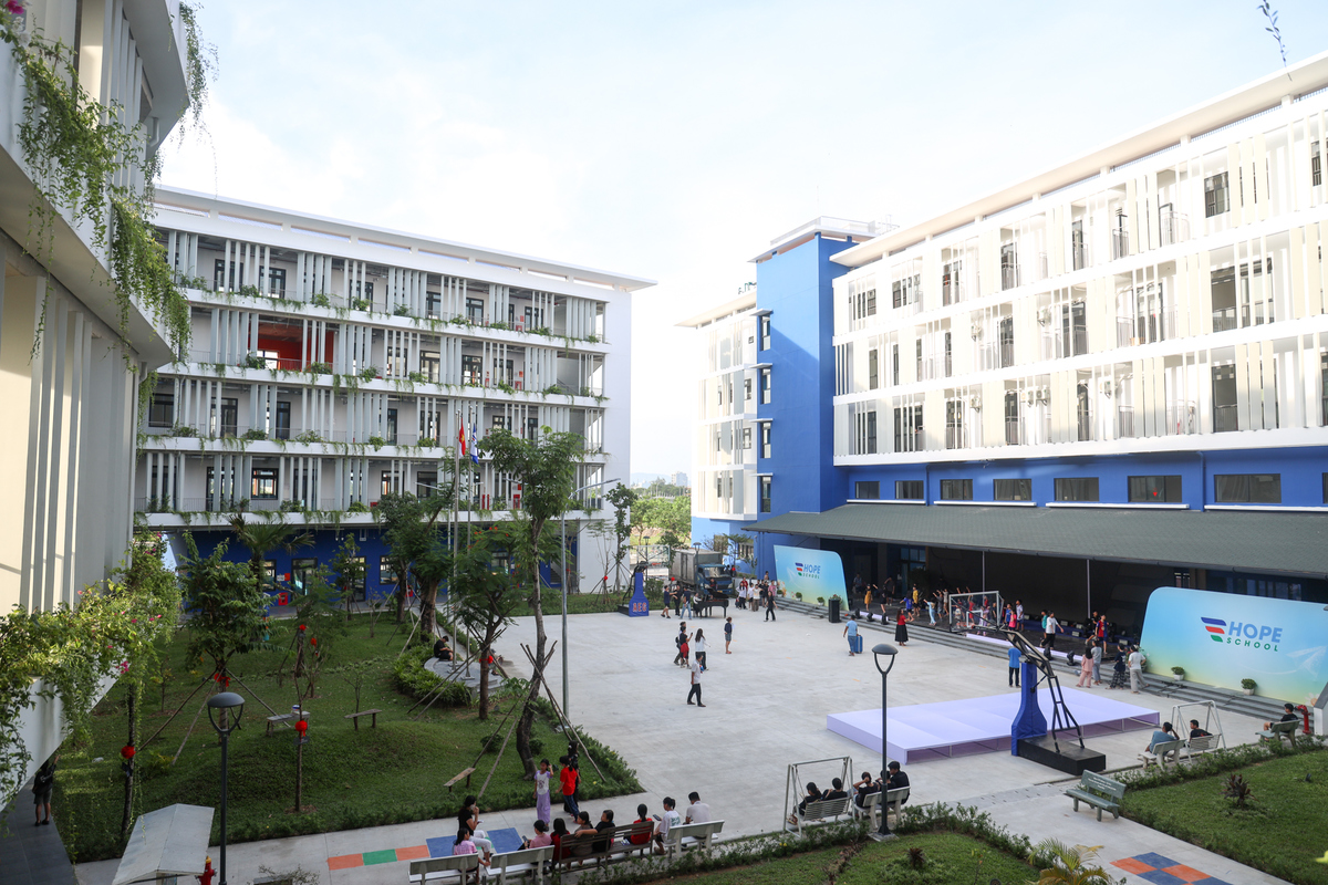 <p style="text-align:justify;"> Những ngày này, sân trường lúc nào cũng nhộn nhịp, đông vui. Các em đang tất bật chỉnh trang lại khuôn viên, dọn dẹp, sắp xếp lại từng gốc cây, từng chiếc ghế đá từ trường cũ sang trường mới.</p>