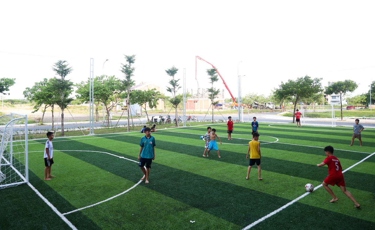 <p style="text-align:justify;"> Trường mới có cả sân bóng đá, sân bóng rổ, nhà đa năng để học nhảy, học vovinam... </p>