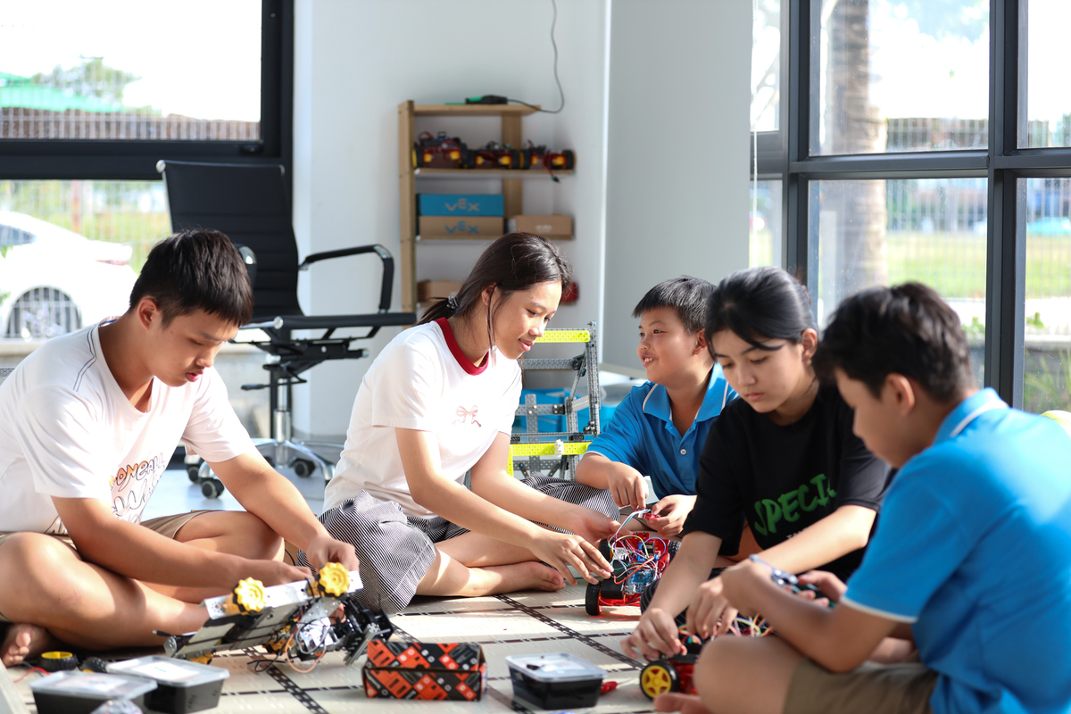 <p style="text-align:justify;"> Các em được dành riêng một phòng thí nghiệm cho hoạt động STEM, robostic,... </p>
