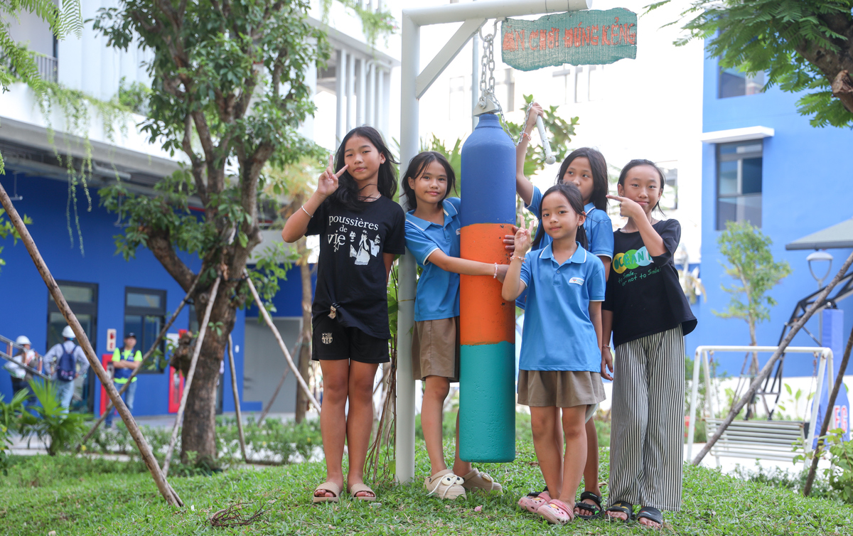 <p style="text-align:justify;"> Chiếc kẻng ở Hope School được đặt ngay tiền sảnh, là hiệu lệnh mỗi buổi sáng thức dậy của các em nhỏ. Ngày mới ở Hope bắt đầu bằng tiếng kẻng, các em sẽ tập thể dục, vệ sinh cá nhân và ăn sáng trước khi đến lớp.</p>