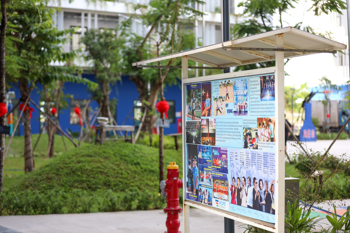 <p style="text-align:justify;"> Chiếc bảng tin vừa được sang trường mới sắp khánh thành, nơi thông báo những thông tin quan trọng, vinh danh những thành tích mà các bạn nhỏ đạt được.</p>