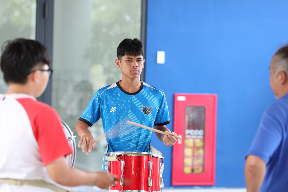 <p style="text-align:justify;"> Cậu bé mới ngày nào rụt rè, khép nép khi nhập học, nay đã tự tin chơi trống, là thành viên của đội trống nghi thức của Trường Hy vọng.</p>