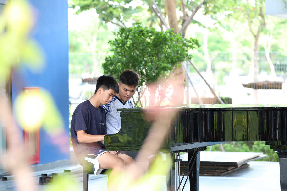 <p style="text-align:justify;"> Đến với Trường Hy vọng, một điểm đặc biệt không thể bỏ lỡ chính là những tiếng đàn piano ngẫu hứng của các bạn nhỏ. Với sự hướng dẫn từ các cô chú nhà FPT và những giáo viên âm nhạc, các em nay đã có thể chơi piano một cách thành thạo. Anh lớn bày cho em nhỏ hơn, tiếng đàn cứ thế vang vọng.</p>