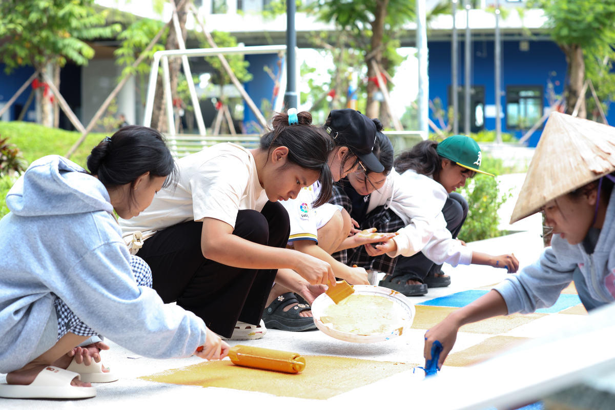 <p style="text-align:justify;"> Háo hức với ngôi trường mới, các em đang tự tay tô vẽ những ý tưởng, thiết kế trò chơi dân gian "cò cò" ngay trên lối đi.</p>