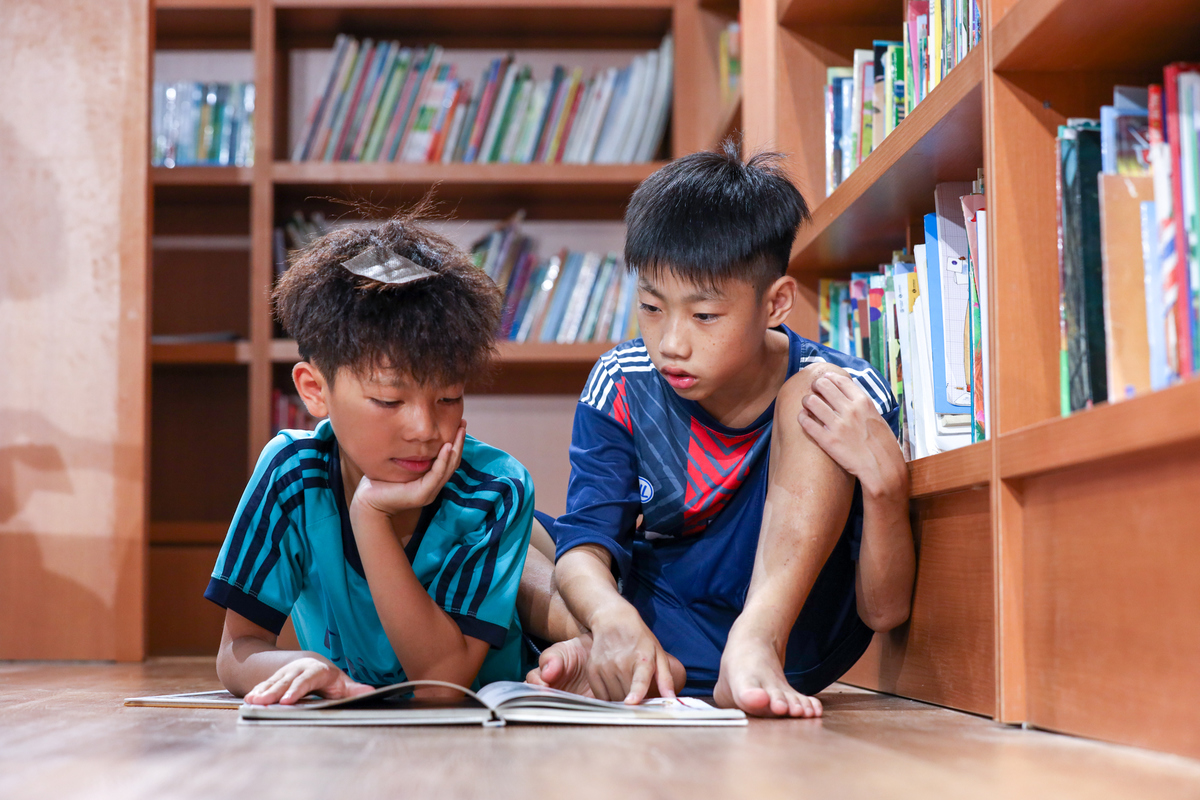 <p style="text-align:justify;"> Ở ngôi trường mới, các bạn nhỏ thích nhất là khu vực thư viện. Nơi đây đã được người FPT khắp cả nước chung tay, gửi tặng hơn 10.000 cuốn sách ở chặng 1 của chương trình "Sách Hy vọng". Đây cũng là nơi các em có thể tự học, học nhóm vào buổi tối.</p>