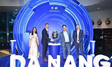Chủ tịch FPT đón chiếc cúp danh giá nhất châu Âu đến Đà Nẵng