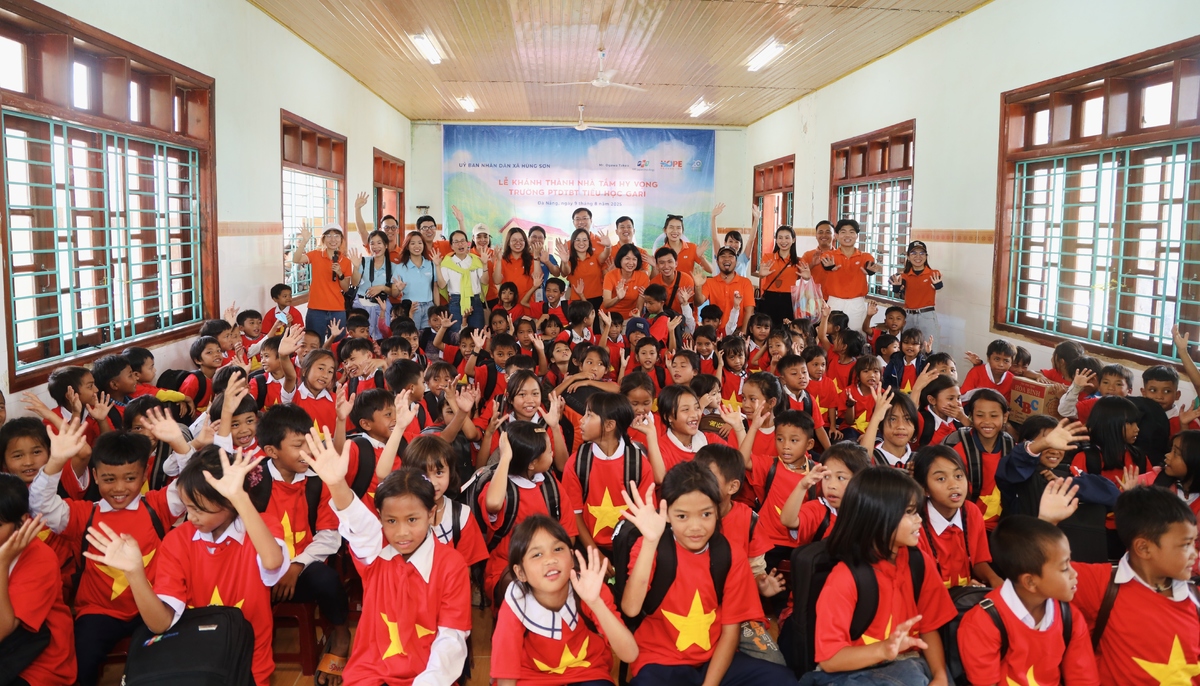 <p class="Normal"> Những món quà sẻ chia từ cô chú nhà FPT tạo nên một ngày rực rỡ, để lại những cảm xúc đặc biệt, dư âm ấm áp sẽ còn ở lại thật lâu, tiếp tục đồng hành cùng các em trên con đường chinh phục ước mơ. Xây mới hai công trình ở Tây Giang là hoạt động trong chương trình Ánh sáng học đường do Quỹ Hy vọng &lpar;do FPT và VnExpress vận hành&rpar; triển khai từ năm 2018, nhằm cải thiện cơ sở vật chất tại các trường vùng cao. Chương trình hiện đã xây mới, sửa chữa hơn 380 công trình trường học, góp phần xây dựng môi trường học tập an toàn, đầy đủ cho hàng trăm nghìn học sinh và giáo viên trên cả nước.</p>