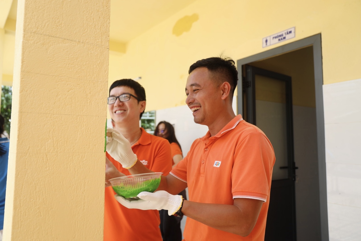 <p> Anh Nguyễn Văn Quang - Phần mềm FPT - cùng các đồng nghiệp tranh thủ trang trí, tô vẽ thêm cho nhà tắm Hy vọng.</p>