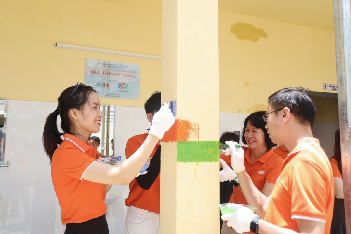 <p class="Normal"> Các cô chú sơn màu theo logo FPT, gửi gắm thông điệp về tinh thần đoàn kết và sẻ chia. Màu sắc tươi sáng ấy như lời chúc, mong công trình, thành quả của sự chung tay, sẽ tiếp thêm sức mạnh, giúp các em học sinh vững vàng hơn trên con đường học tập và chinh phục ước mơ".</p>