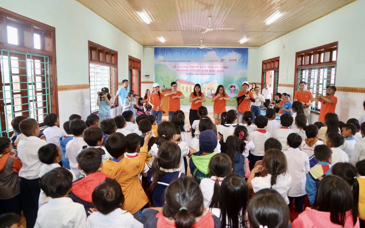 <p class="Normal"> Không khí lễ khánh thành bắt đầu rộn ràng khi người FPT cùng các em học sinh khởi động, giao lưu trò chơi. Tiếng cười, tiếng hát vang khắp căn phòng, xóa tan mọi khoảng cách, mang đến sự gần gũi, ấm áp. <span>Tây Giang là xã miền núi thuộc thành phố Đà Nẵng, giáp biên giới Việt - Lào, có địa hình hiểm trở, phần lớn dân cư là người Cơ Tu sống rải rác theo các bản làng trên sườn núi, ven suối. Địa hình chia cắt khiến việc học tập, đi lại và tiếp cận các dịch vụ cơ bản của học sinh gặp nhiều khó khăn.</span></p>