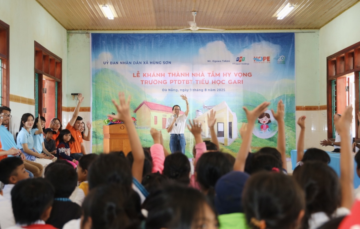 <p class="Normal"> Mở đầu buổi lễ, chị Phạm Thị Thanh Hoa - đại diện FPT tại Nhật Bản -  xúc động kể về câu chuyện đời của bác Ogawa Takeo - cố vấn cấp cao của Tập đoàn FPT. Cũng từ tâm nguyện của bác và gia đình, người FPT tại Nhật Bản đã chung tay, góp sức thông qua Quỹ Hy vọng xây dựng công trình nhà tắm cho học sinh bán trú tại Trường PTDTBT Tiểu học Gari.</p>