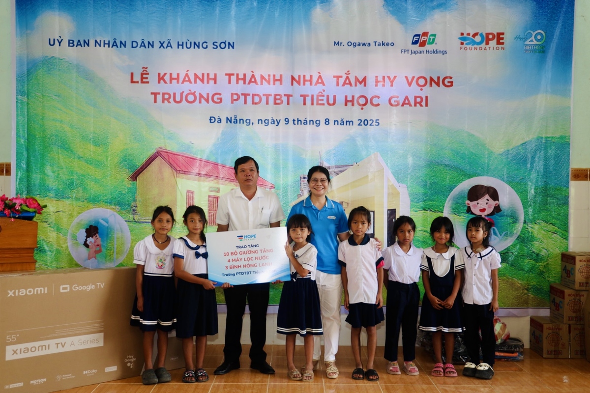 <p> Từ tinh thần yêu thương đền đáp yêu thương, Trường Hy vọng cũng sẻ chia yêu thương đến những em học sinh vùng cao với những phần quà trang thiết bị, máy lọc nước, bình nóng lạnh. Cô Lê Thị Châu - đại diện nhà trường - cũng mang tặng món quà của các em học sinh là những chiếc máy bay giấy từ buổi lễ khánh thành trường, mang tặng các em học sinh nơi đây.</p>