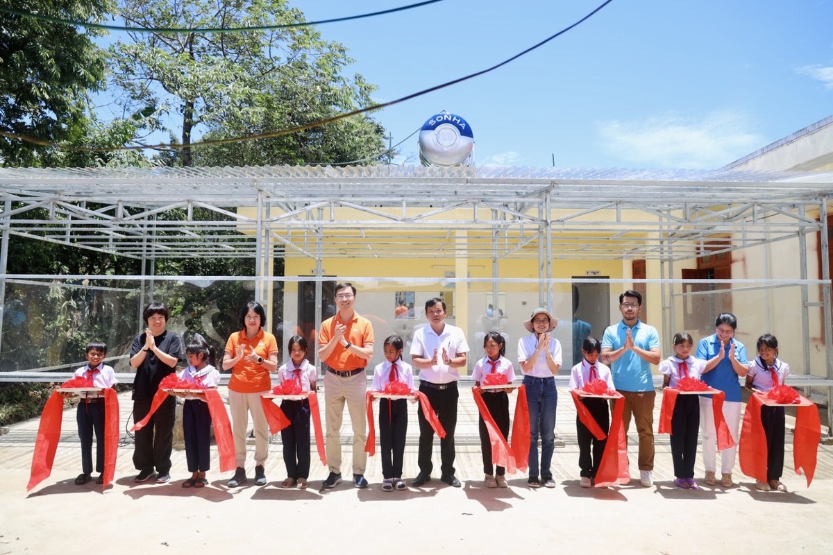 <p class="Normal"> Khu nhà tắm mới được thiết kế gồm 10 phòng tắm, chia nam nữ. Mùa đông cận kề, thầy cô giáo và các em học sinh đều rất phấn khởi khi có khu nhà tắm mới, sạch sẽ, tiện nghi. Đây như <span>món quà quý giá mà những người FPT tại Nhật Bản muốn dành tặng cho thế hệ tương lai của đất nước để thể hiện tinh thần đoàn kết, trách nhiệm và một lòng hướng về quê hương.</span></p>