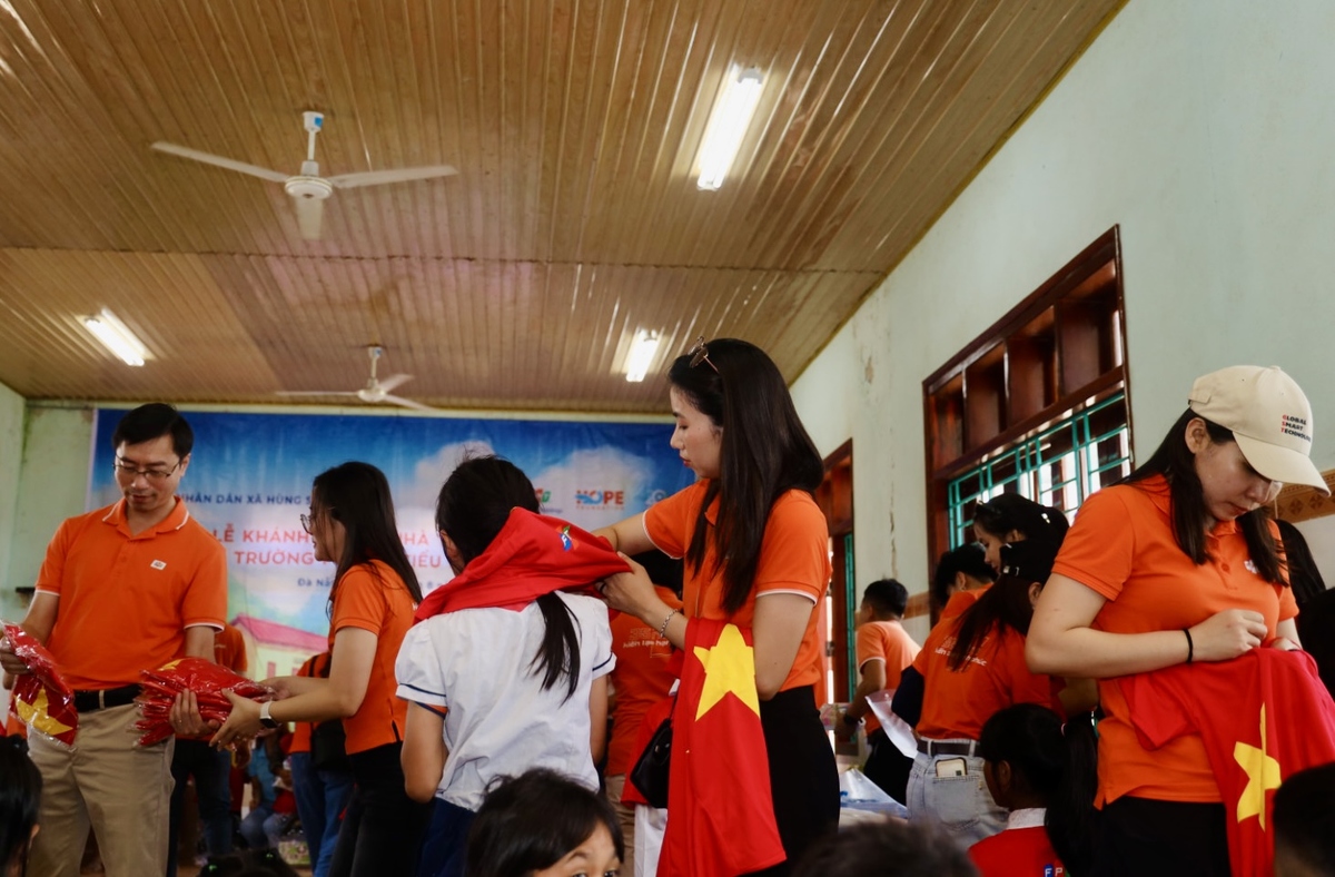 <p> Cô chú nhà Phần mềm FPT còn chuẩn bị rất nhiều phần quà, tặng các em nhỏ chiếc áo in cờ đỏ sao vàng, món quà chứa đựng niềm tự hào dân tộc, khơi dậy tình yêu quê hương đất nước trong mỗi học sinh.</p>
