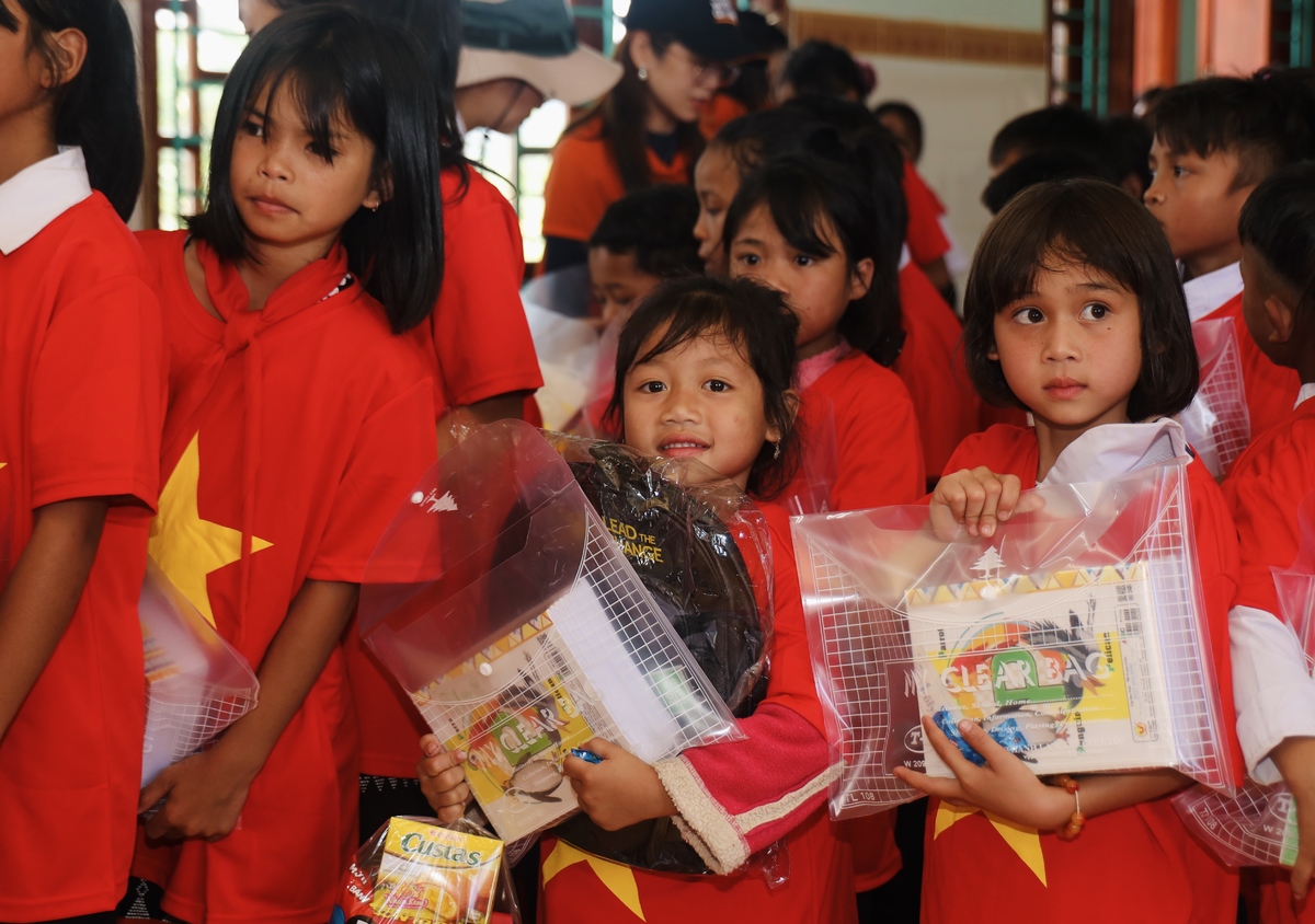 <p> Các em phấn khởi vì có thật nhiều món quà, như một lời chúc năm học mới rộn ràng, động viên để các em luôn hứng khởi đến trường mỗi ngày.</p>