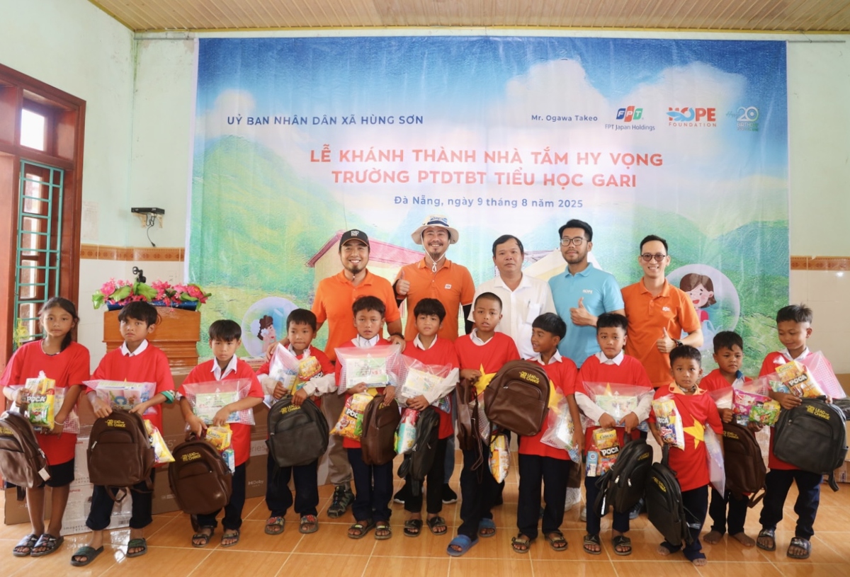 <p> Các em nhận 163 chiếc balo xinh xắn, được cô chú nhà FPT và cộng đồng chung tay đóng góp, kịp thời cho các em đón năm học mới. </p>