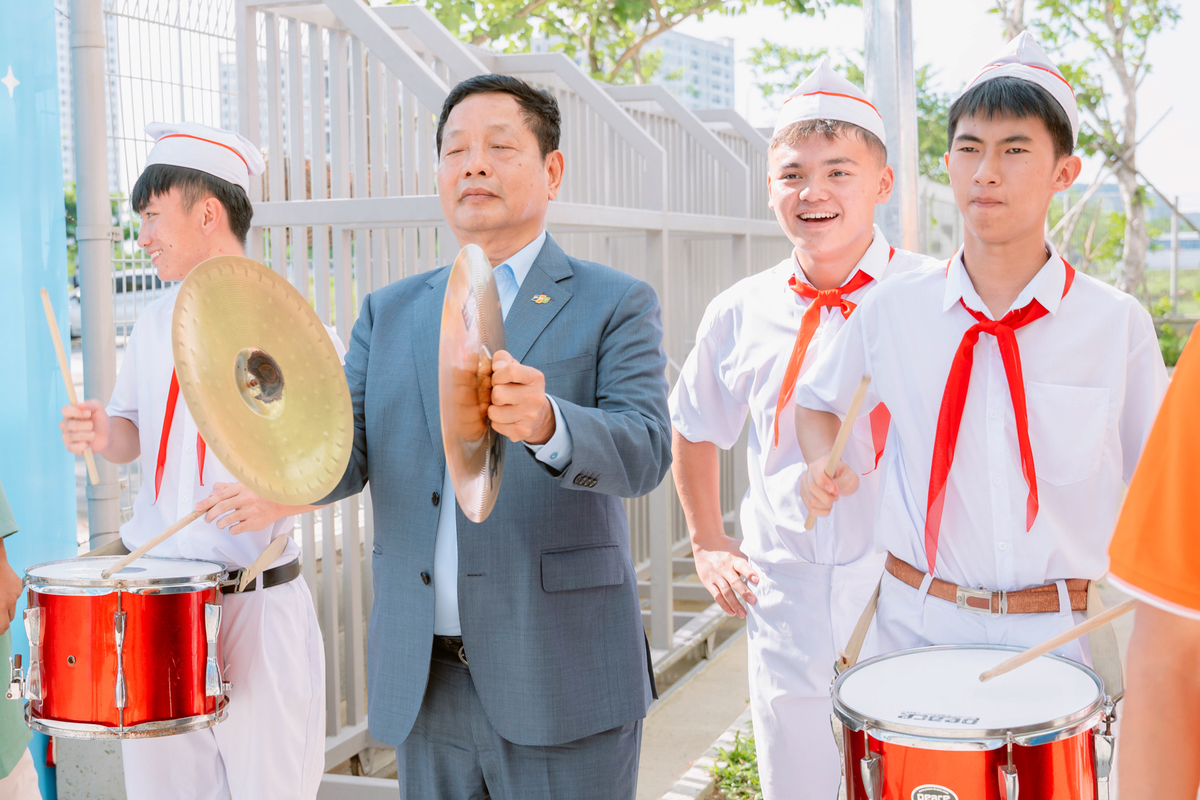 <p> Đồng hành các bạn nhỏ trong mọi hoạt động, Chủ tịch FPT Trương Gia Bình đích thân ra khu vực tiền sảnh hỗ trợ các học sinh đón khách. Anh dí dỏm tham gia vào đội nghi thức, tiếp thêm tinh thần, xua đi những mệt mỏi của nắng gắt.</p>