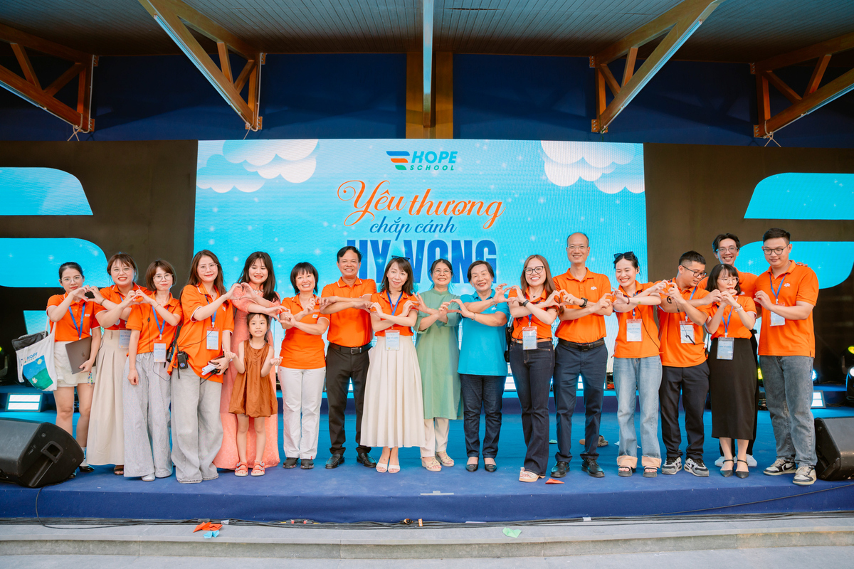 <p class="Normal"> Lễ khánh thành khép lại trong niềm vui của các con và sự thở phào nhẹ nhõm của cô chú nhà FPT đã tham gia hỗ trợ tổ chức chương trình. Suốt hơn tháng nay, các cô chú nhà FPT đã cùng tập hát, tập múa, cùng quyên góp sách làm nên thư viện... tất cả đều dành những điều tốt đẹp nhất gửi trao đến Trường Hy vọng.</p> <p class="Normal" dir="ltr"> Trường Hy vọng được thành lập năm 2021 bởi Tập đoàn FPT và Quỹ Hy vọng, đặt tại Khu đô thị FPT City Đà Nẵng, nhằm chia sẻ yêu thương, nuôi dưỡng, đào tạo các em học sinh mất cha mẹ vì đại dịch COVID-19. Đến nay, trường có hơn 300 học sinh đến từ 29 tỉnh, thành và 13 dân tộc trên cả nước. <br /> <span>Cơ sở mới của Trường Hy vọng có tổng diện tích hơn 6.500m2. Công trình gồm hai khối nhà 5 tầng: khu phòng học được thiết kế hiện đại và khu nội trú khép kín với đầy đủ tiện nghi, đảm bảo chất lượng sống và học tập cho học sinh. Bên cạnh đó còn có các phòng chức năng dành cho thư viện, học robotics, âm nhạc, bếp bánh...giúp các em được học tập và thực hành, trải nghiệm đa dạng và phát huy năng lực của bản thân.</span></p>