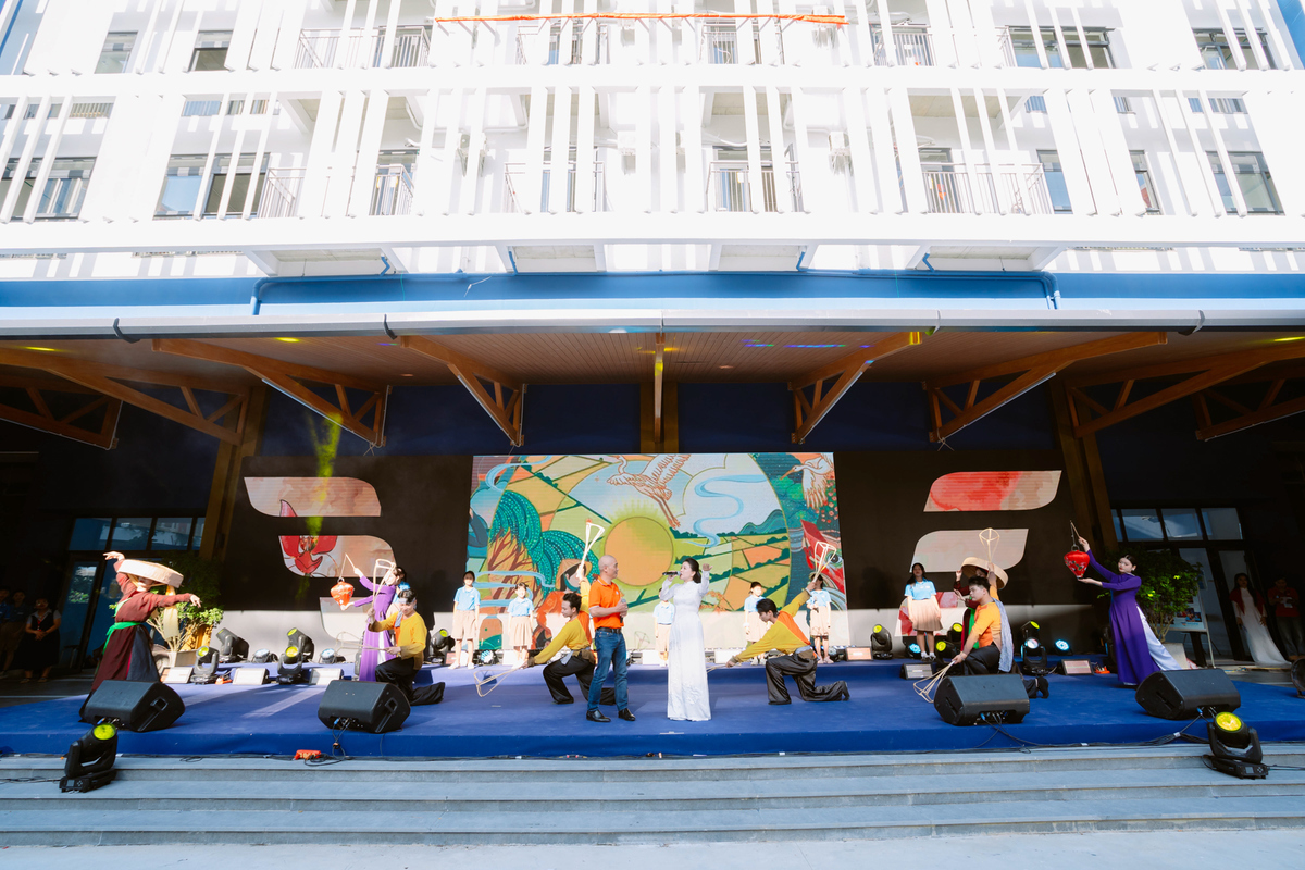 <p> Điểm nhấn của ngày hội chính là lễ khánh thành, buổi lễ được các bạn nhỏ dày công chuẩn bị. Các tiết mục được tập luyện hăng say gần 1 tháng nay. Trong ảnh, nhạc sĩ Trương Quý Hải cùng các bạn nhỏ Hope School hoà ca giai điệu Cho con là người Việt Nam, tạo nên tiết mục mở màn xúc động.</p>