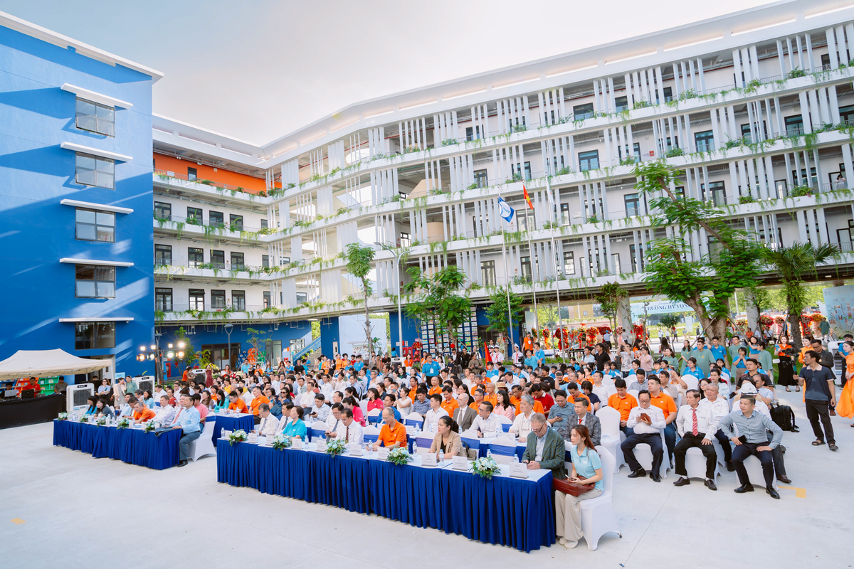 <p> Sân trường phủ sắc cam, xen lẫn là cô chú khách mời, những cô chú trong và ngoài FPT đã luôn đồng hành và dành những yêu thương gửi đến Hy vọng.</p>