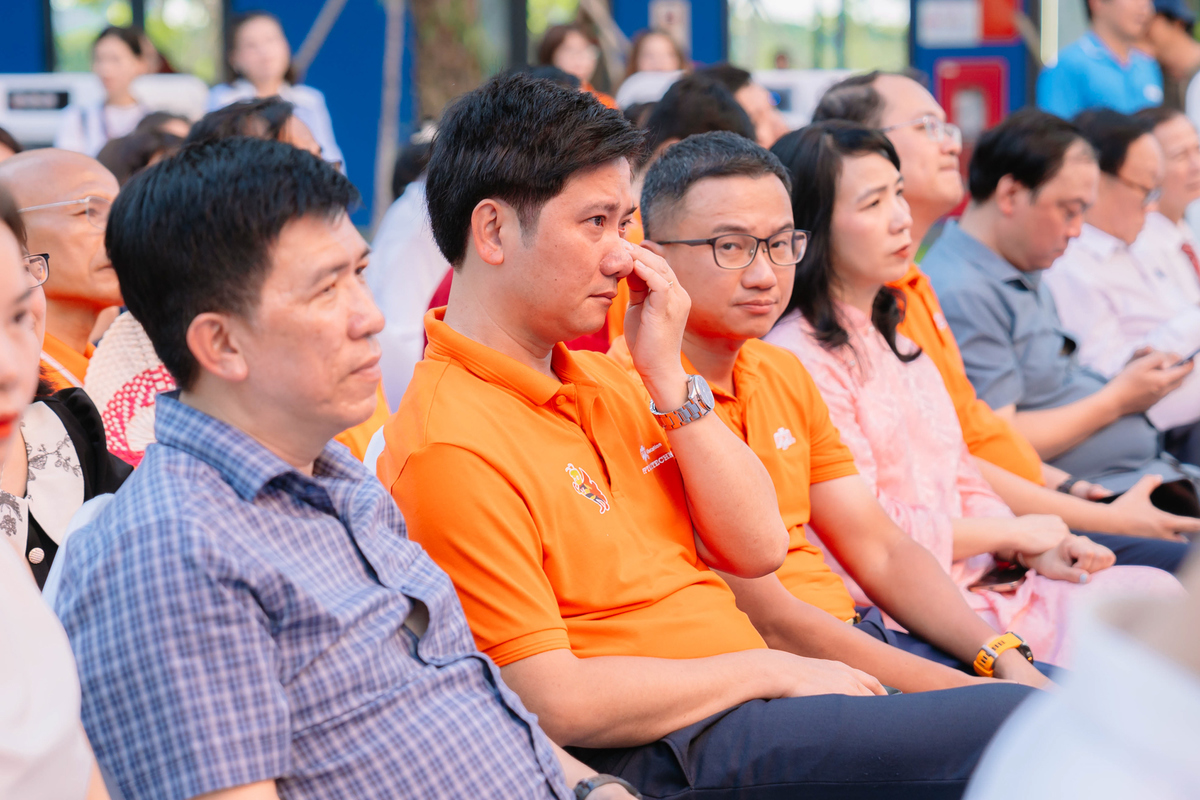 <p> Anh Nguyễn Đình An, Giám đốc FPT Polytechnic Đà Nẵng, Tập đoàn FPT, không kìm được nước mắt khi xem lại những thước phim về các bạn nhỏ. </p>