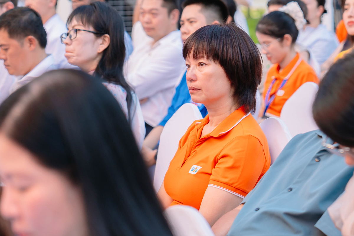 <p> Dù những thước phim ấy đã xem đi xem lại nhiều lần, dù chính mình là người tham gia đưa các bạn nhỏ về trường, chị Trần Thị Thu Hà, Chủ tịch Công đoàn FPT, vẫn không giấu được sự xúc động. Chị cho hay, sự xúc động ấy xen lẫn niềm vui, khi thấy các con dạn dĩ trên sân khấu, thấy vui khi các con có trường mới, to đẹp, tiện nghi.</p>