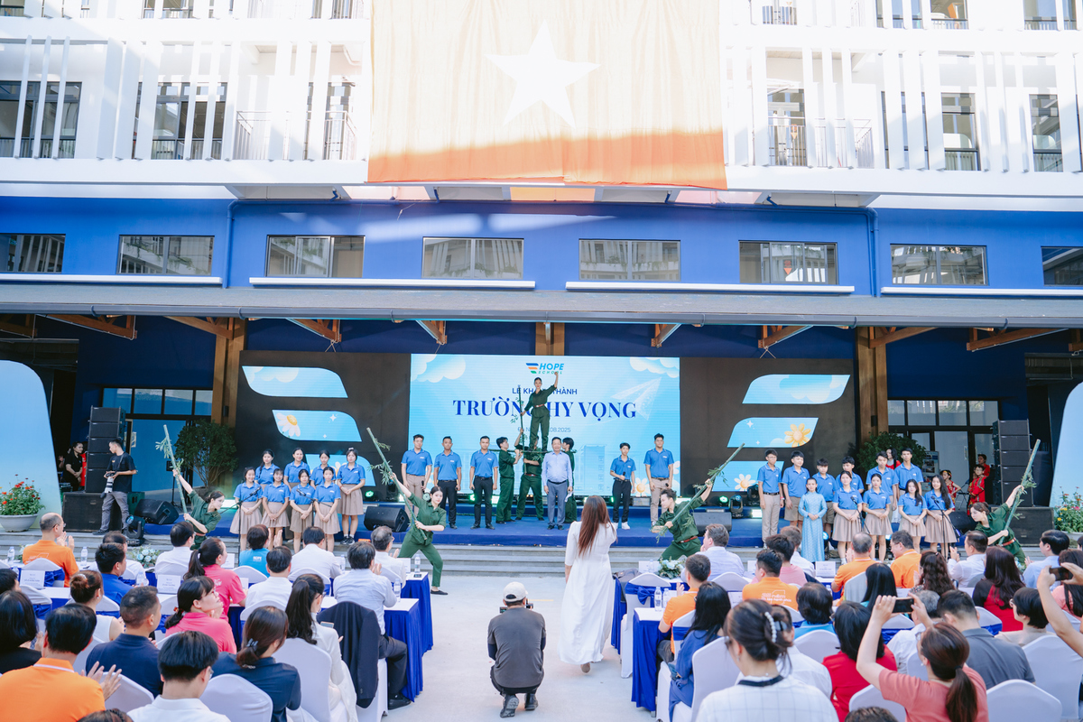 <p> Anh Trương Gia Bình ngẫu hứng hỗ trợ các bạn nhỏ hoà ca ca khúc "Trường ca sông Lô".</p>