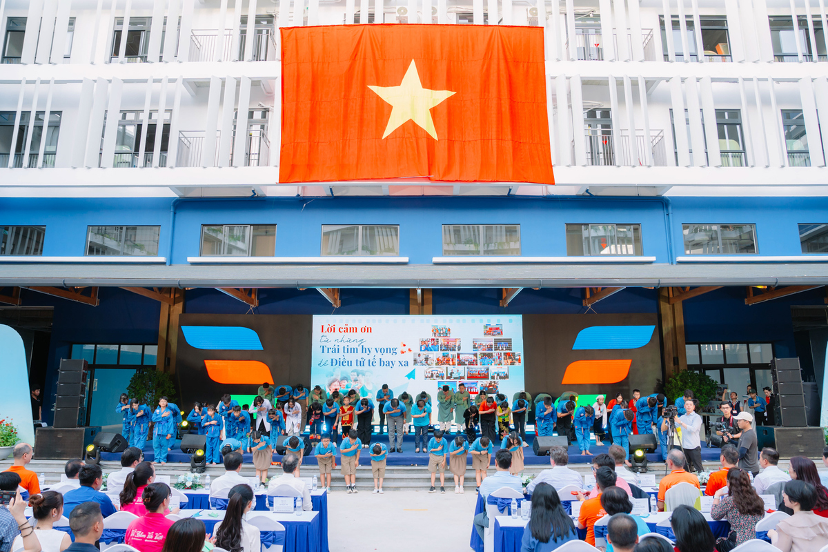 <p> Buổi lễ khép lại với nghi lễ tri ân, do chị Trương Thị Thanh Thanh dẫn dắt bằng những lời cảm ơn từ trái tim Hy vọng để điều tử tế bay xa. Tại đây, chị Thanh Thanh, anh Hoàng Quốc Quyền &lpar;Giám đốc dự án Hope School&rpar; cùng các bạn nhỏ trường Hope đã cùng dành cái cúi đầu tri ân đến những cô chú, tập thể, đơn vị đã luôn đồng hành và dõi theo Trường Hy vọng.</p>