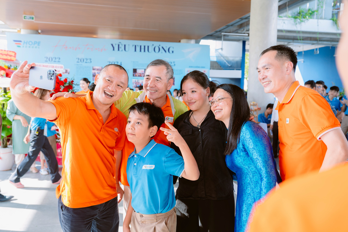 <p> Người FPT luôn ở cạnh các con, trong ngày vui trọng đại. Rất nhiều anh chị lãnh đạo đơn vị thành viên FPT<span>... đều đến chung vui, hỗ trợ các bạn nhỏ "chuyển nhà".</span></p>