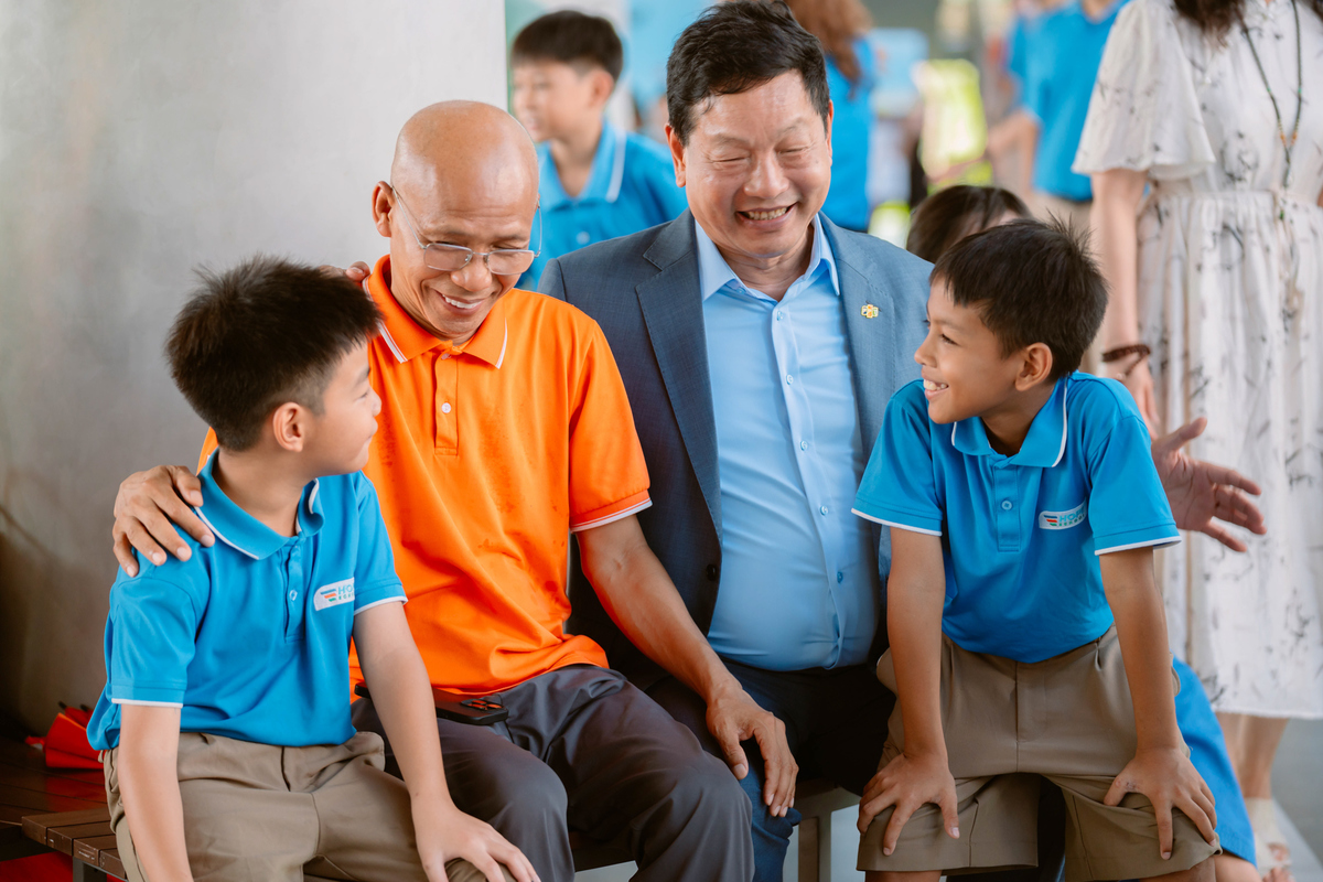 <p> Không chỉ có người FPT, những cô chú từng làm việc tại Tập đoàn khi hay tin về dự án Trường Hy vọng cũng đều xúc động, mong muốn chung tay mang yêu thương đến các bạn nhỏ. Trong ảnh, chú Nguyễn Mạnh Hùng &lpar;áo cam&rpar;, Chủ tịch Thái Hà Books, dành những lời thăm hỏi, động viên và cam kết sẽ cùng Trường Hy vọng xây thư viện với mục tiêu "1 triệu cuốn sách".</p>