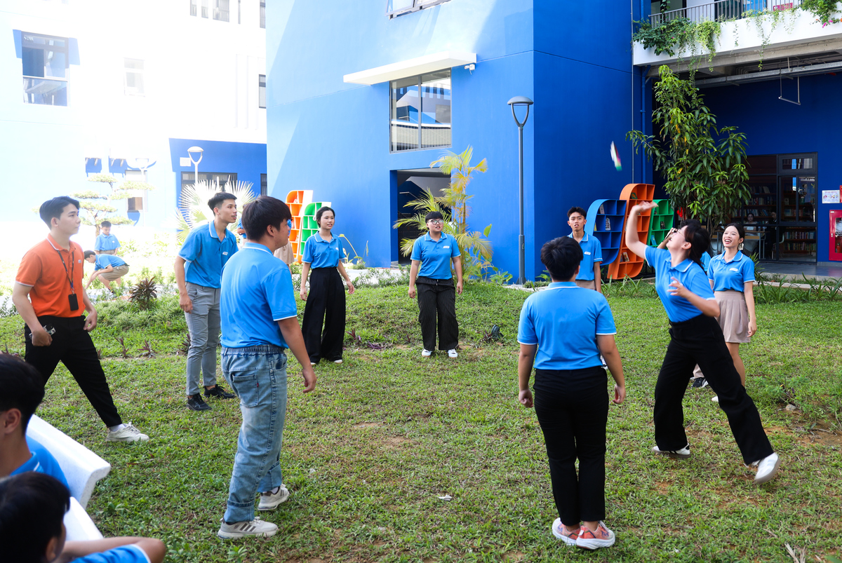 <p> Cô chú nhà FPT cùng các con chơi đá cầu, hướng dẫn các em nhỏ chơi cờ vua, vẽ tranh và cùng hát những ca khúc về FPT, về thiếu nhi ngay trước thềm buổi lễ.</p>