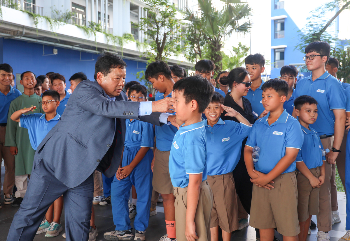 <p> Anh Bình còn tận tình hướng dẫn các con các động tác, nghi thức đội... giúp các bạn nhỏ tự tin, sẵn sàng đón những cô chú trong và ngoài FPT đến với lễ khánh thành Trường Hy vọng - một sự kiện trọng đại khi các em sẽ được học tập, sinh hoạt ở ngôi trường mới khang trang, hiện đại và đầy đủ tiện nghi.</p>