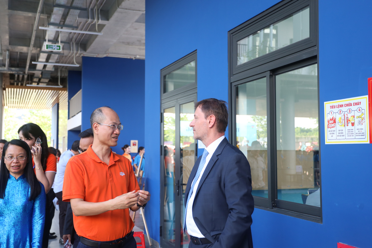 <p> PTGĐ FPT Nguyễn Thế Phương, &lpar;áo cam, bên trái&rpar; đang giới thiệu về dự án Trường Hy vọng, mang những câu chuyện về sự trưởng thành, những thành tích của các bạn nhỏ tự hào kể với các khách mời khi đến tham dự lễ khánh thành.</p>