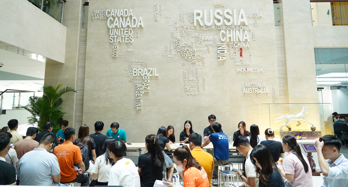 <p class="Normal" dir="ltr" style="text-align:justify;"> Từ 7h30, sảnh tòa nhà dần nhộn nhịp, đón CBNV đến hiến máu sớm. Người F tranh thủ đăng ký tham gia hiến máu và nghỉ ngơi trước khi bắt đầu giờ làm việc lúc 8h. Hiến máu nhân đạo dần trở thành hoạt động quen thuộc tại FPT, được xem là ngày hội của lòng nhân ái.</p> <p class="Normal" dir="ltr" style="text-align:justify;"> Mỗi giọt máu hồng trao đi không chỉ là một nghĩa cử cao đẹp mà còn thể hiện nét văn hóa đặc trưng - tinh thần "vì cộng đồng" đã thấm sâu vào mỗi người FPT.</p>