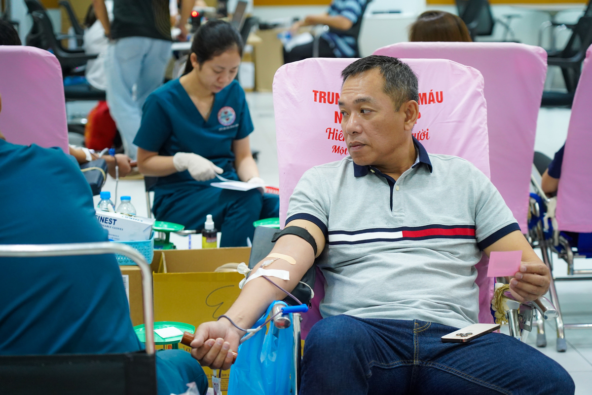 <p class="Normal" dir="ltr" style="text-align:justify;"> Hơn 200 ca hiến máu được ghi nhận, BTC thu về 284 đơn vị máu. Đây là lần thứ 122, FPT tổ chức chương trình. Hiến máu nhân đạo không chỉ là một hoạt động nhân ái mà còn là biểu tượng cho tinh thần sẵn sàng sẻ chia của người FPT. Dù diễn ra trong giờ làm, người nhà F vẫn sắp xếp hưởng ứng, góp phần làm nên một cộng đồng FPT mạnh về trí tuệ và giàu về tình người.</p> <p class="Normal" dir="ltr" style="text-align:justify;"> Trong ảnh, anh Phạm Thanh Tuấn &lpar;Chủ tịch FPT Play, Tập đoàn FPT&rpar; cũng góp mặt trong hoạt động lần này.</p>