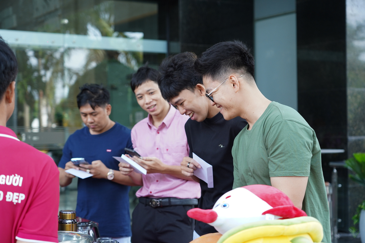 <p class="Normal" style="text-align:justify;"> Hàng năm, Tập đoàn đều tổ chức chương trình hiến máu nhân đạo, trải dài khắp các miền và đơn vị, đóng góp không nhỏ vào nguồn máu dự trữ quốc gia. Thành công của chương trình không chỉ nằm ở số lượng mà còn ở ý nghĩa tinh thần mà nó mang lại: lan tỏa lòng nhân ái, kết nối người FPT và cộng đồng gần nhau hơn.</p>